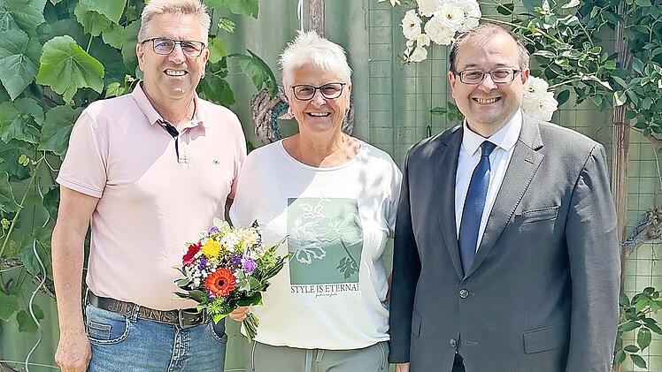 B&uuml;rgermeister Thomas S&ouml;der gratulierte dem Ehepaar Hans-J&uuml;rgen und Rosalinde Wich zur Goldenen Hochzeit.