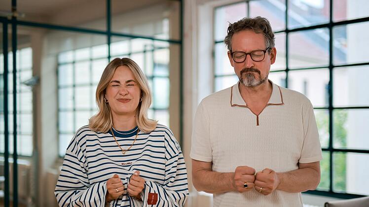 Eckart von Hirschhausen spricht unter anderem mit "Kackfluencerin" Karina Spiess.