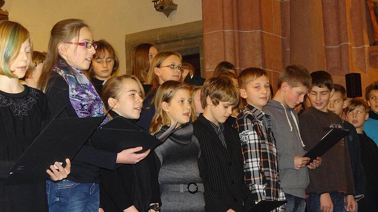 Auch die Kleinsten (Unterstufenchor) haben kaum Lampenfieber gezeigt und den Auftritt mit Bravour gemeistert.