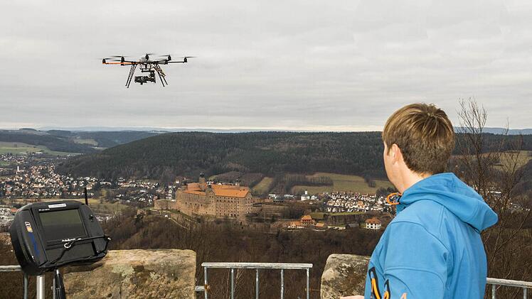 Vom Rehturm aus dirigiert Ingo Bär seinen Mini-Helikopter. Auf dem Monitor der Bodenstation kann er verfolgen, was die Kamera gerade aufnimmt. Foto: Max Hörath