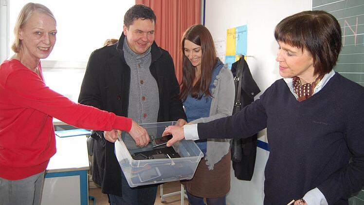 Auch Klassenlehrerin Ulrike Wetker (links) und Schulleiterin Susanne Carl (rechts) gaben ihre Handys bei Thomas Apfel und Sabrina Lang (beide Radio Eins) ab.