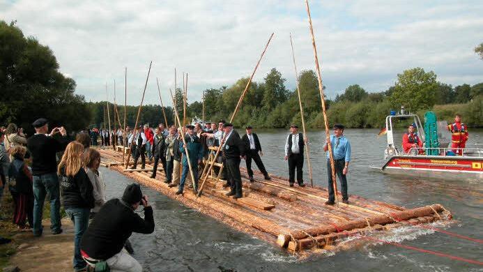 Mitglieder der vier heimischen Floßgemeinschaften waren mit dem so genannten Hallstadter Stück, ein 75 Meter langes Floß, eine Attraktion beim Tag des offenen Denkmals in Bamberg.