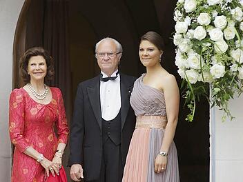 Zu Besuch auf Schloss Callenberg: Königin Silvia, König Carl Gustaf und Kronprinzessin Victoria. Fotos: Herzogliche Hauptverwaltung
