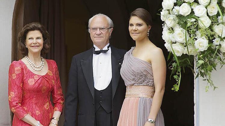 Zu Besuch auf Schloss Callenberg: Königin Silvia, König Carl Gustaf und Kronprinzessin Victoria. Fotos: Herzogliche Hauptverwaltung