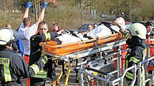 So geht's: Der Patient, eine Puppe, liegt richtig auf der Trage.