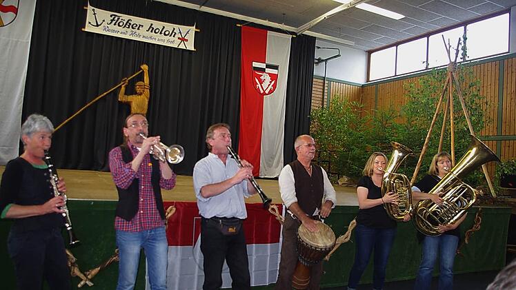 Das "Freie Fränkische Bierorchester" sorgte für die musikalische Umrahmung. Foto: Heike Schülein