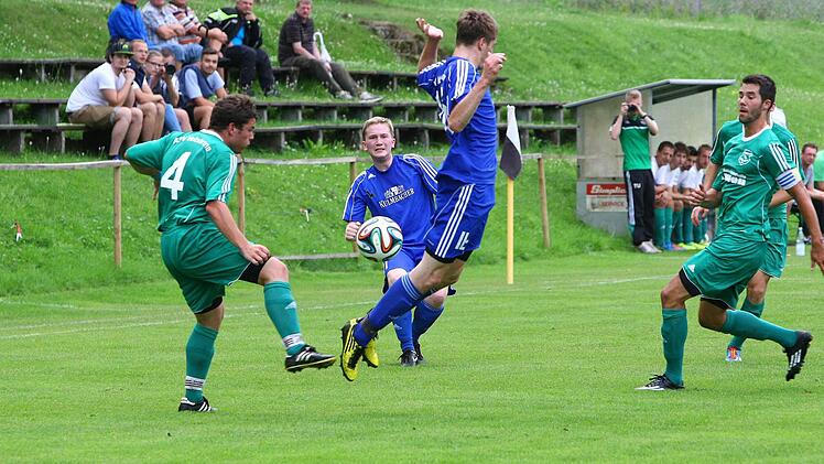 Der Veitsbrnner Yannik Stutz (links) kann den Kasendorfer Daniel Weiner (hinten) nicht am Flanken hindern.