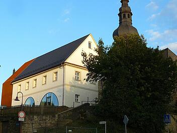 Neues Schmuckstück neben der St.-Oswald-Kirche: das sanierte und umgebaute Kantorat. Fotos: Klaus-Peter Wulf