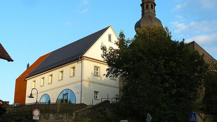 Neues Schmuckstück neben der St.-Oswald-Kirche: das sanierte und umgebaute Kantorat. Fotos: Klaus-Peter Wulf