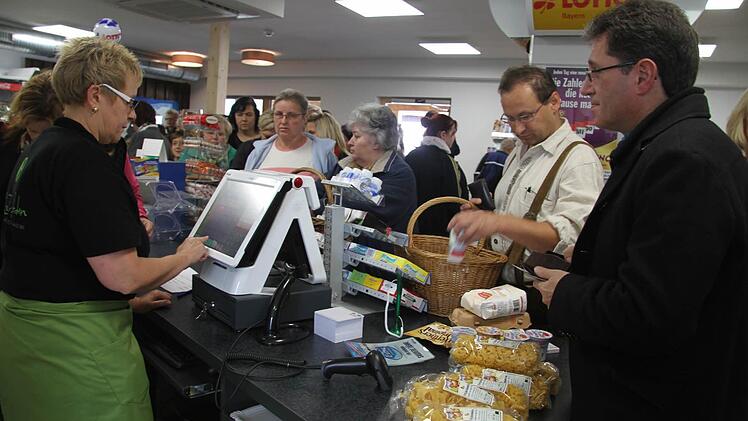 "Der RugenDorfladen" - unser Bild entstand bei der Eröffnung im September - ist ein Vorzeigeobjekt der Gemeinde Rugendorf. Foto: Archiv/Sonja Adam