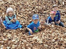 Den Wald als genialen Lehrmeister erlebten die Buben und Mädchen des Kindergartens St. Laurentius in den vergangenen Wochen im Rahmen ihres Projektes "Auf in den Frühlingswald".  Foto: Sabine Weinbeer