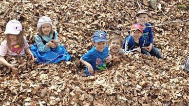 Den Wald als genialen Lehrmeister erlebten die Buben und Mädchen des Kindergartens St. Laurentius in den vergangenen Wochen im Rahmen ihres Projektes "Auf in den Frühlingswald".  Foto: Sabine Weinbeer