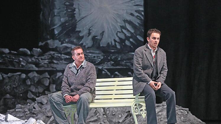 Szene aus der Neuinszenierung von "La Bohème" am Landestheater CoburgFoto: Henning Rosenbusch