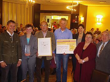 Stellvertretender Landrat Gerhard Wunder, Projektleiterin Bianca Fischer-Kilian, Zweiter Vorsitzender Edwin Kroha, Beisitzer Reinhard Kuhnlein, Zweite Bürgermeisterin Angela Hofmann, Pastoralreferentin Birgitta Staufer-Neubauer und Heinz Hausmann (von links) freuen sich über "Fünf Jahre Seniorengemeinschaft Kronach Stadt und Land".  Foto: Heike Schülein