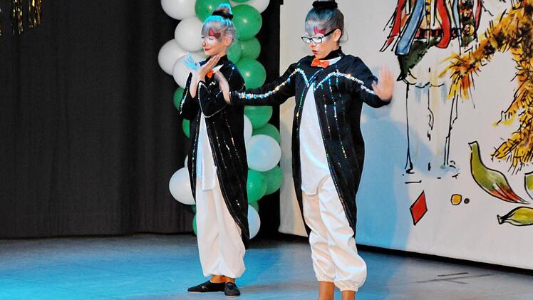 Das Junioren-Schautanzpaar Marie Greuf und Clara Decker  Foto: Karl Heinz Wirth