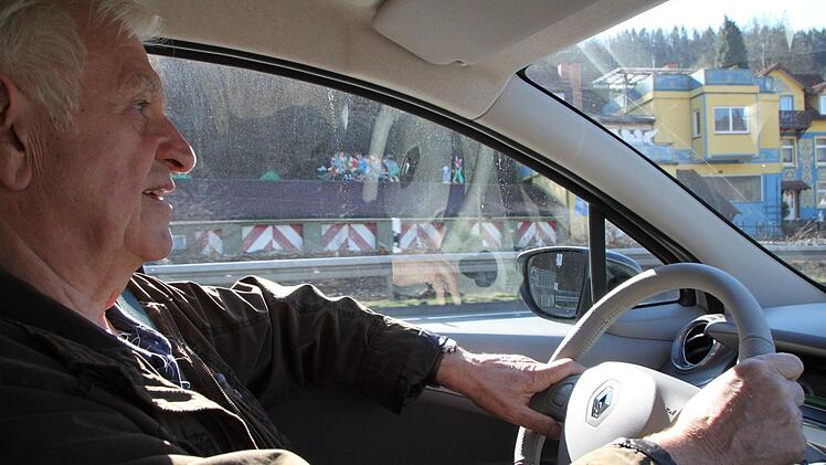 Besonders das nahezu geräuschlose Fahrgefühl fasziniert Karl Müller. Ihr Mann Karl Müller demonstriert den Ladevorgang. Foto: Ulrike Müller