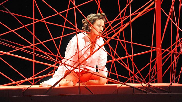 "La voix humaine": Szene aus der Monooper von Francis Poulenc mit Anna Gütter, die am Samstag Premiere am Landestheater Coburg feierte.Foto: Andrea Kremper