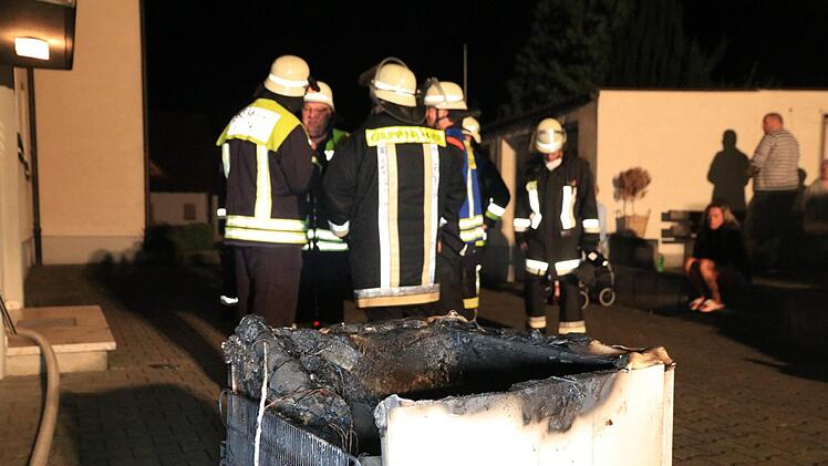 Nach ausgiebigen Belüftungsmaßnahmen konnten die Bewohner aus allen sechs Wohneinheiten wieder in ihre jeweils eigenen vier Wände zurückkehren. Foto: NEWS5 / Merzbach