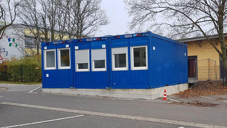 Die Haßfurter Grundschule an der Dr-Neukam-Straße (im Hintergrund) mit der Mittagsbetreuung, die übergangsweise Container hingestellt bekam: Die Grundschule soll  in den nächsten Jahren um je zwei Klassenzimmer und Gruppenräume erweitert werden. Die Container verschwinden wieder, wenn die geplante Mittagsbetreuung am Schulhaus Nassachtal fertig ist.Brigitte Krause