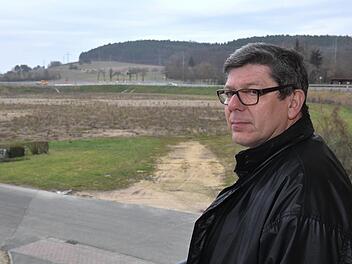 "Es muss so schnell wie möglich was passieren", sagt Helmut Hohmann, Vorsitzender des SV Zapfendorf. Im Hintergrund ist die brachliegend Fläche zu sehen, auf der früher einmal das Hauptspielfeld   war.  Aufgrund des fehlenden Spielfelds muss seit gut zwei Jahren  der Nachwuchs   zum Training und Spiel in die umliegenden Orte gefahren werden.   Ronald Rinklef