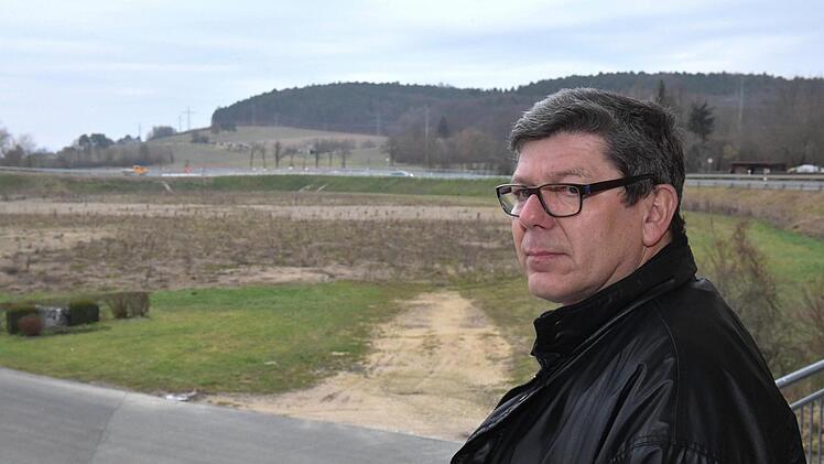 "Es muss so schnell wie möglich was passieren", sagt Helmut Hohmann, Vorsitzender des SV Zapfendorf. Im Hintergrund ist die brachliegend Fläche zu sehen, auf der früher einmal das Hauptspielfeld   war.  Aufgrund des fehlenden Spielfelds muss seit gut zwei Jahren  der Nachwuchs   zum Training und Spiel in die umliegenden Orte gefahren werden.   Ronald Rinklef
