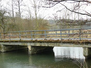 Die Kosten für den Neubau der Steinachbrücke bei Hummendorf und den Ausbau der dortigen Gemeindeverbindungsstraße sind explodiert: 828 419 Euro kostet das Projekt inzwischen.BR-Archiv