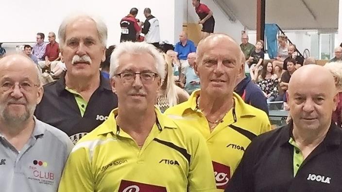 Der TTC Tiefenlauter (gelbes Trikot) zusammen mit drei Spielern des neuen deutschen Senioren-AK60-Meisters TuS Rheydt: Rolf Eberhardt (links), Reiner Kürschner (Mitte), Günter Fuhrmann (daneben) und Peter Betsch (rechts). Foto: Hans Franz