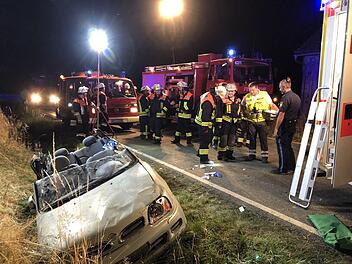 In der Folge eines schweren Unfalls im Kreis Kronach am späten Mittwochabend wurde eine Autofahrerin schwer verletzt. Foto: Alexander Löffler