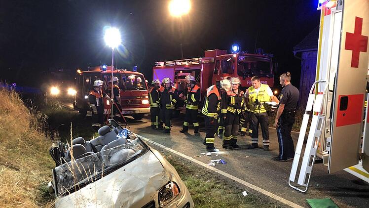 In der Folge eines schweren Unfalls im Kreis Kronach am späten Mittwochabend wurde eine Autofahrerin schwer verletzt. Foto: Alexander Löffler