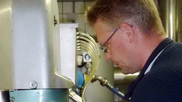 Vorsitzender Matthias Fischer füllt den Saft in Glasflaschen.Heike Schülein