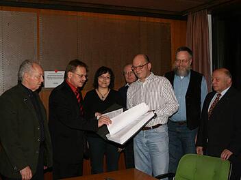 Die Aufzuggegner übergeben die Unterschriftenlisten an Kronachs Bürgermeister Wolfgang Beiergrößlein. Foto: Archiv