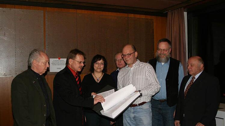 Die Aufzuggegner übergeben die Unterschriftenlisten an Kronachs Bürgermeister Wolfgang Beiergrößlein. Foto: Archiv
