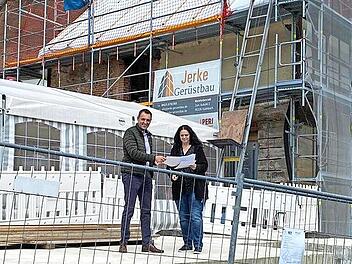 Am Lernershaus werden umfangreiche Arbeiten nach Vorgaben des Denkmalschutzes getätigt, die wohl noch länger andauern werden. Bürgermeister Jörg Neubauer und Bauamtsleiterin Tanja Renner überzeugten sich vom Fortgang des Projekts.