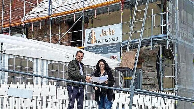 Am Lernershaus werden umfangreiche Arbeiten nach Vorgaben des Denkmalschutzes getätigt, die wohl noch länger andauern werden. Bürgermeister Jörg Neubauer und Bauamtsleiterin Tanja Renner überzeugten sich vom Fortgang des Projekts.