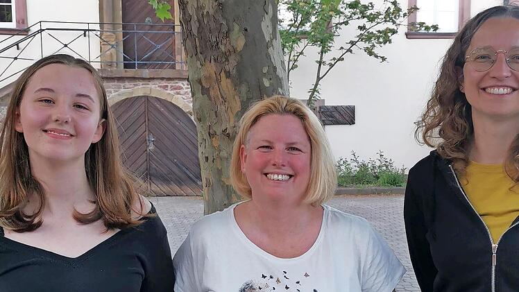 Die Siegerinnen im Blasrohr-Wettbewerb: (von links) Kyra Kleinhenz (3. Vereinsmeisterin), Yvonne Kleinhenz (1. Vereinsmeisterin), Jessi Eck (2. Vereinsmeisterin).