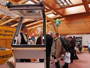 Michael Weigand berät Messebesucher Frank und Karin Hintze zum Thema Dachfenster. Fotos: Martina Straub