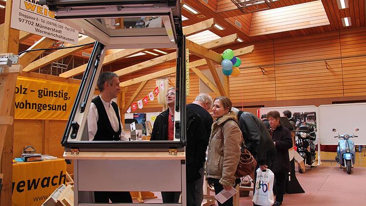 Michael Weigand berät Messebesucher Frank und Karin Hintze zum Thema Dachfenster. Fotos: Martina Straub
