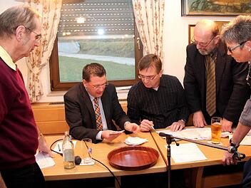 Jörg Bubel, Karsten Fischkal, Bernhard Hobner, Paul Sänger,Jutta Köhler und Dieter Schönwald hatten bei der Stimmenauszählung ganz schön zu arbeiten.  Fotos: Johanna Blum