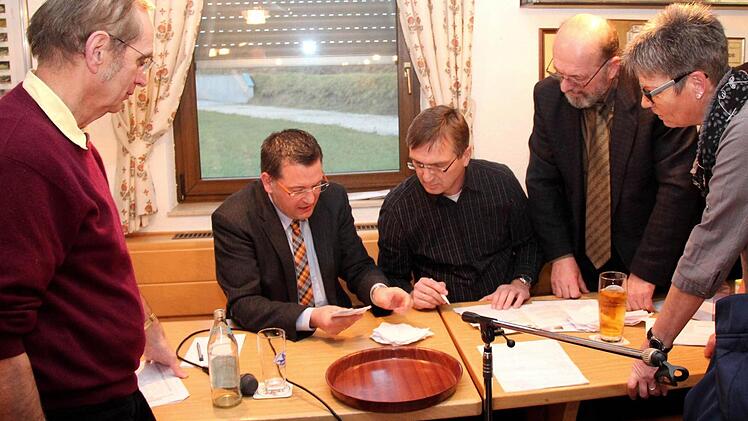 Jörg Bubel, Karsten Fischkal, Bernhard Hobner, Paul Sänger,Jutta Köhler und Dieter Schönwald hatten bei der Stimmenauszählung ganz schön zu arbeiten.  Fotos: Johanna Blum