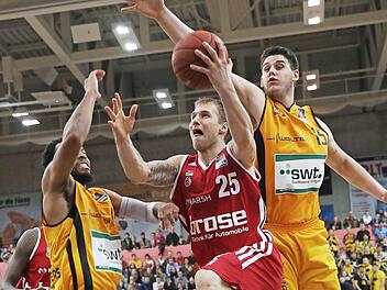 Die T&uuml;binger Tyrone Nash (l.) und Bogdan Radosavljevic (r.) k&ouml;nnen den Bamberger Leistungstr&auml;ger Anton Gavel auf seinem f&uuml;r ihn typischen Weg zum Korb nicht aufhalten. Foto: Daniel L&ouml;b