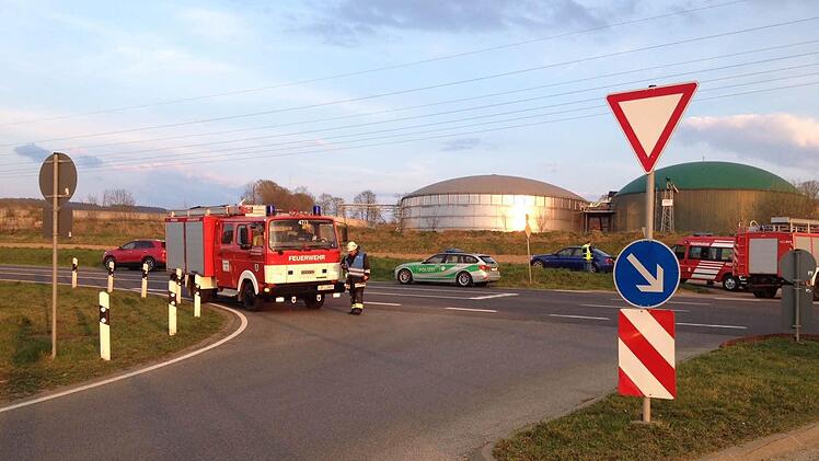 Bei Redwitz ist an der B 173 eine Biogasanlage ausgelaufen. Fotos: Corinna Igler