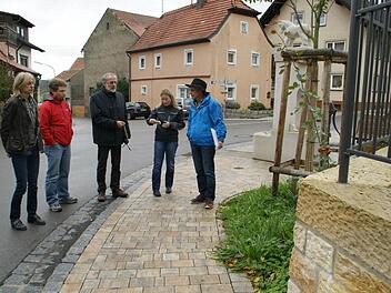 Eine große Dorferneuerungsmaßnahme ging jetzt in Roßstadt mit der Abnahme der Pflanzungen zu Ende. Unser Bild zeigt von links die Beauftragte Waltraud Dümmler, Mario Pfister von der Stadtverwaltung und den Raimund Wendel von der Teilnehmergemeinschaft mit Mitarbeitern des Amtes für ländliche Entwicklung und der Gartenbaufirma.  Foto: Sabine Weinbeer