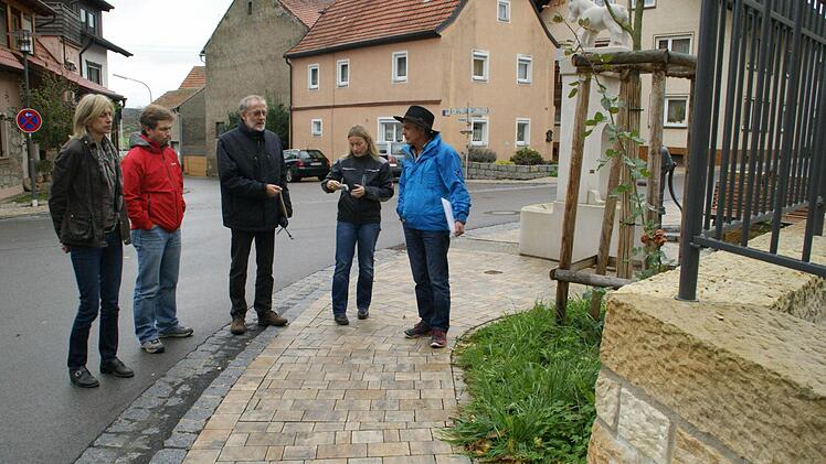 Eine große Dorferneuerungsmaßnahme ging jetzt in Roßstadt mit der Abnahme der Pflanzungen zu Ende. Unser Bild zeigt von links die Beauftragte Waltraud Dümmler, Mario Pfister von der Stadtverwaltung und den Raimund Wendel von der Teilnehmergemeinschaft mit Mitarbeitern des Amtes für ländliche Entwicklung und der Gartenbaufirma.  Foto: Sabine Weinbeer