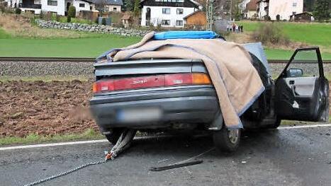 Der Unfallwagen hatte sich nach dem Zusammenstoß gedreht und kam Richtung Neukenroth zum Stehen.