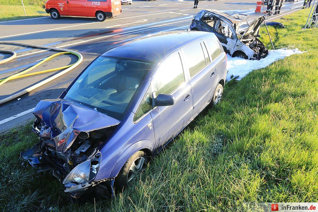 Schwerer Zusammenstoß auf B4 bei Kaltenbrunn - Pkw brennt aus