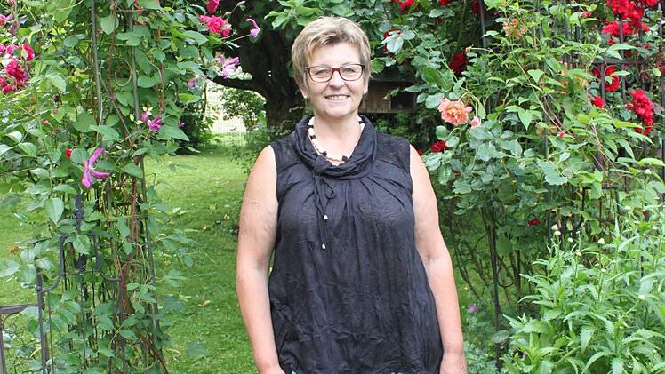 Hildegard Böhm unterm Rosenbogen