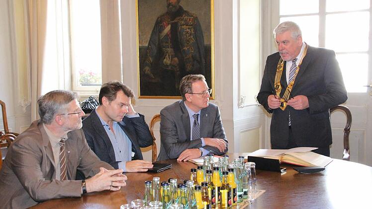Oberbürgermeister Norbert Tessmer begrüßte am Dienstag Thüringens Ministerpräsidenten Bodo Ramelow (dritter von links) in der Regimentsstube des Rathauses. Links Landrat Michael Busch (SPD) und LInken-Kreisvorsitzender René Hähnlein. Foto: Simnoe Bastian