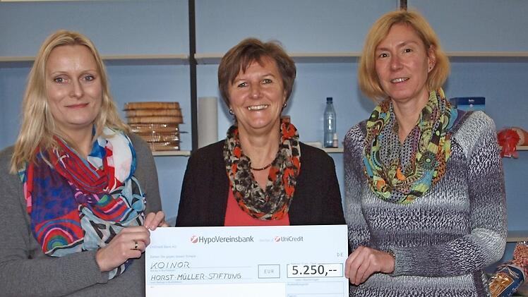 Ina Kober-Naumann (Mitte) überreichte als stellvertretende Vorsitzende der Koinor-Horst-Müller-Stiftung an die Projektleiterin der Lichtenfelser Tafel, Stefanie Renner (links) und an Gisela Berner (rechts), eine großherzige Sachspende in Höhe von 5250 Euro für die Lichtenfelser Tafel plus.  Foto: Alfred Thieret