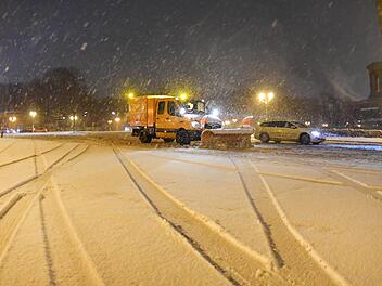Die ganze Nacht waren die R&auml;umfahrzeuge im Einsatz. Jetzt schl&auml;gt das Wetter wieder um. Foto: Paul Zinken/dpa