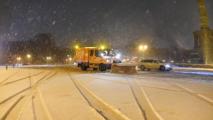 Die ganze Nacht waren die R&auml;umfahrzeuge im Einsatz. Jetzt schl&auml;gt das Wetter wieder um. Foto: Paul Zinken/dpa